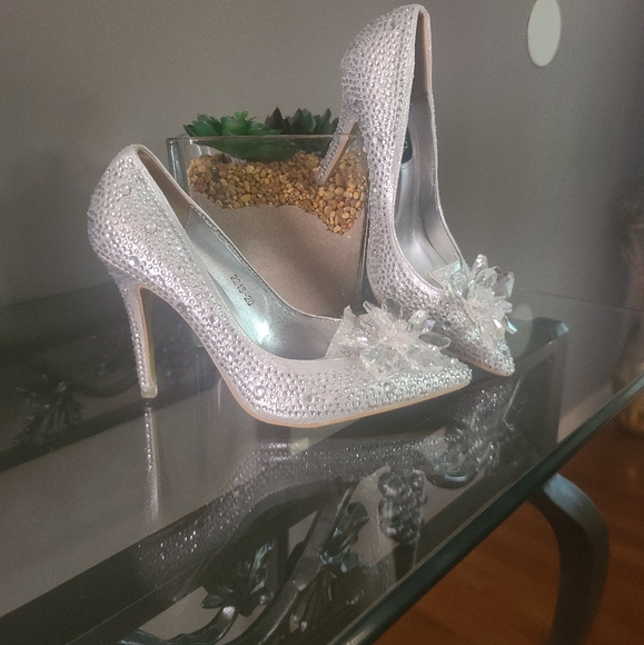 Pumps - Picture 2 of 6